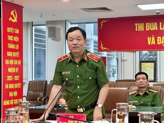 Thiếu tướng Phùng Đức Thắng, Phó Cục trưởng Cục Cảnh sát QLHC về TTXH - đại diện đơn vị Cụm trưởng Cụm thi đua số 5 phát biểu tại hội nghị.
